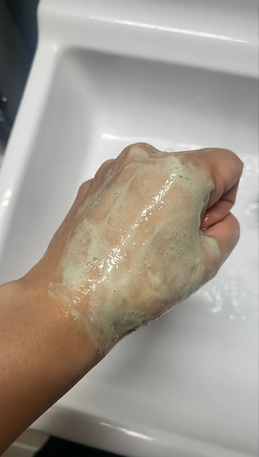 손등에 -폼클렌징-바르고-행궈보기