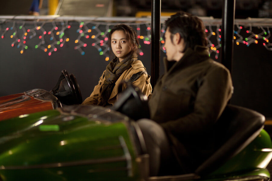 놀이공원에 간 애나와 훈이 범퍼카를 타고 있는 모습