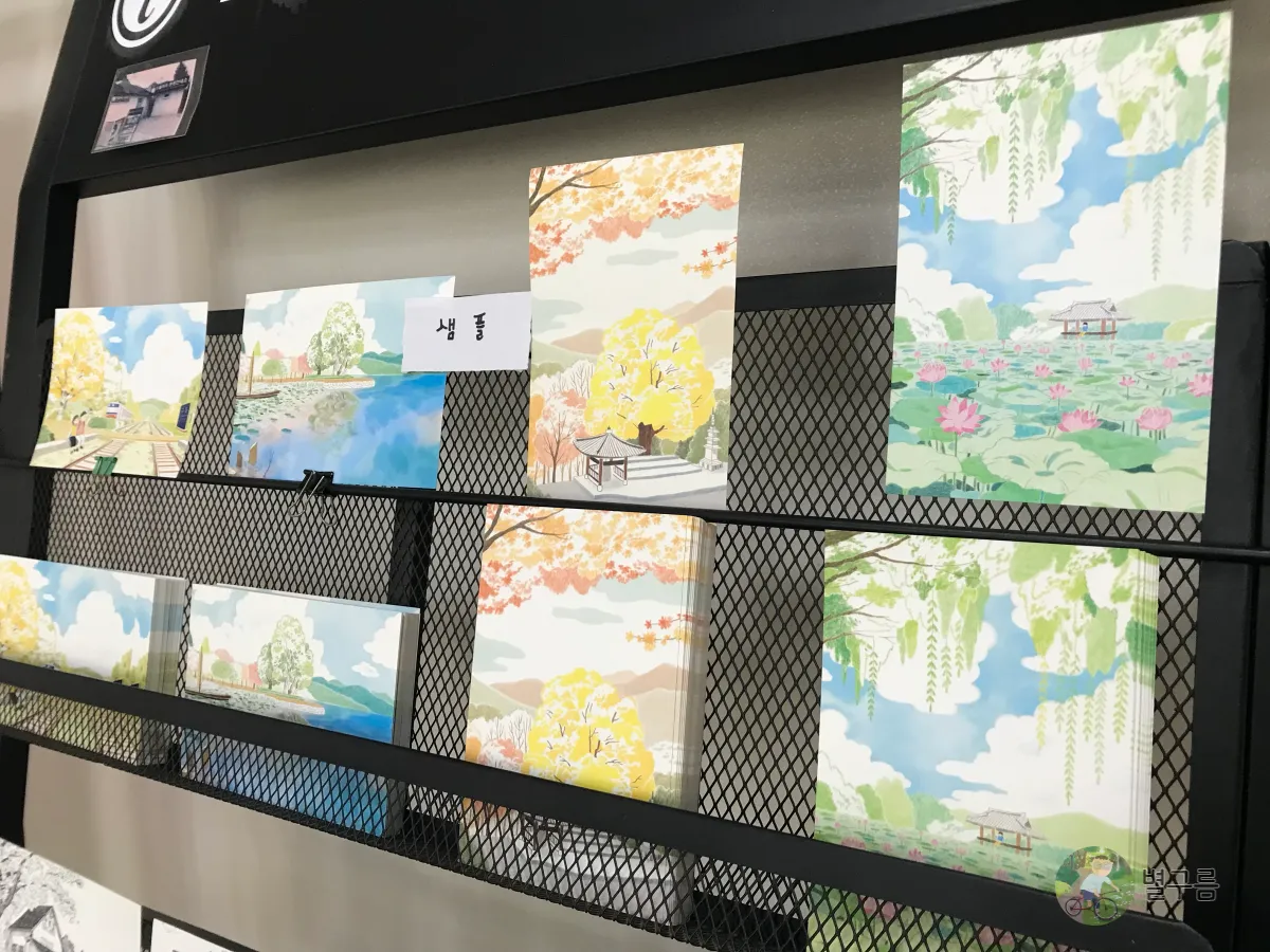 두물머리-관광안내소-수채화-엽서-샘플-진열되어있다