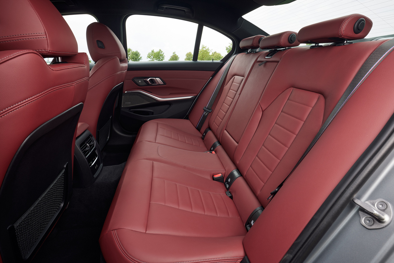 2023년형 BMW 320I 실내 2열 시트 사진