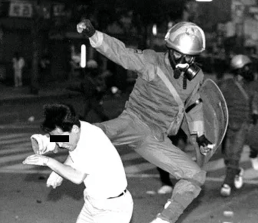 백골단&amp;#44; 강경대 열사&amp;#44; 김정현&amp;#44; 윤석열 대통령&amp;#44; 체포영장&amp;#44; 반공청년단&amp;#44; 민주화 운동&amp;#44; 시위 진압&amp;#44; 국민의힘&amp;#44; 정치 논란&amp;#44; 역사적 상처