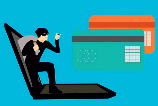 노트북 안에서 검정옷을 입은 남자 도둑이 회색 보다리를 어깨에 매고 도둑질을 하는 포즈을 취하고 있다. 오른 쪽에는 신용카드 2장이 그려졌다.