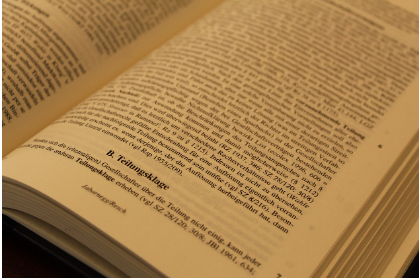 대법원에-법전이-놓여있다