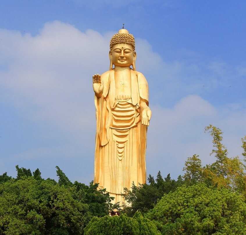 거대한 부처님 불상과 푸른 하늘이 있는 사진