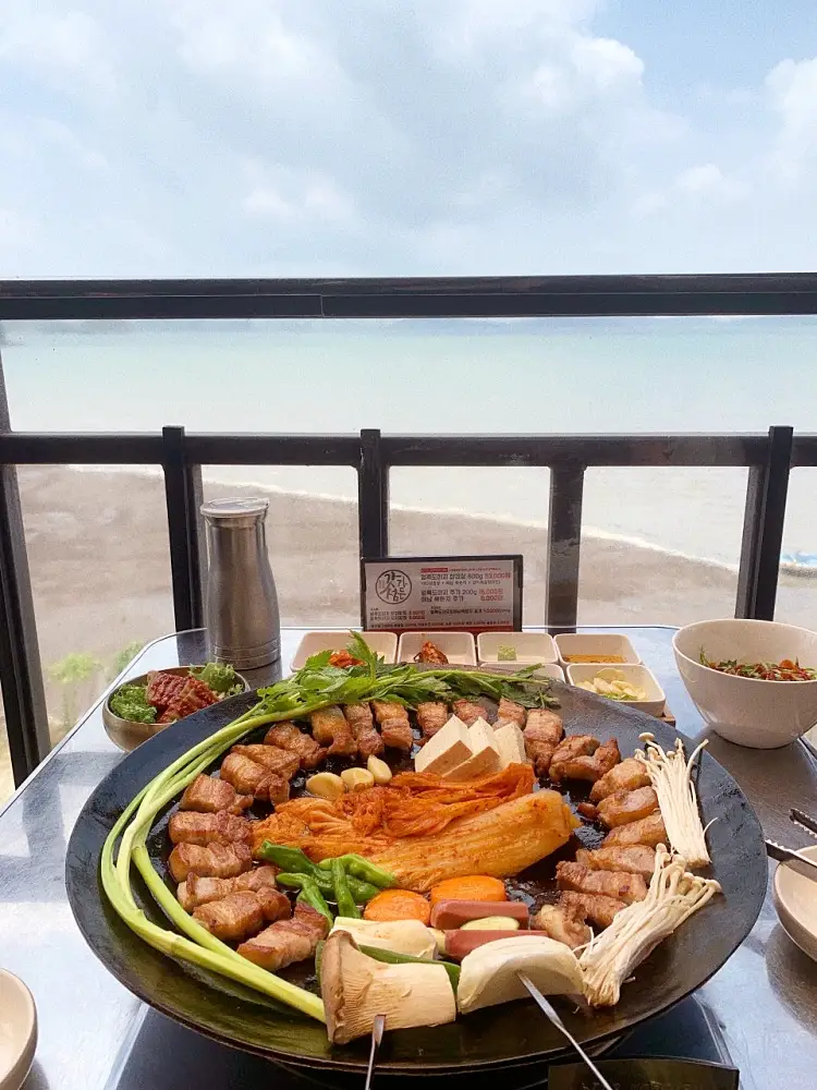 오션뷰 바다 보며 먹는 솥뚜껑에 구운 묵은지 삼겹살 맛있는 곳 추천