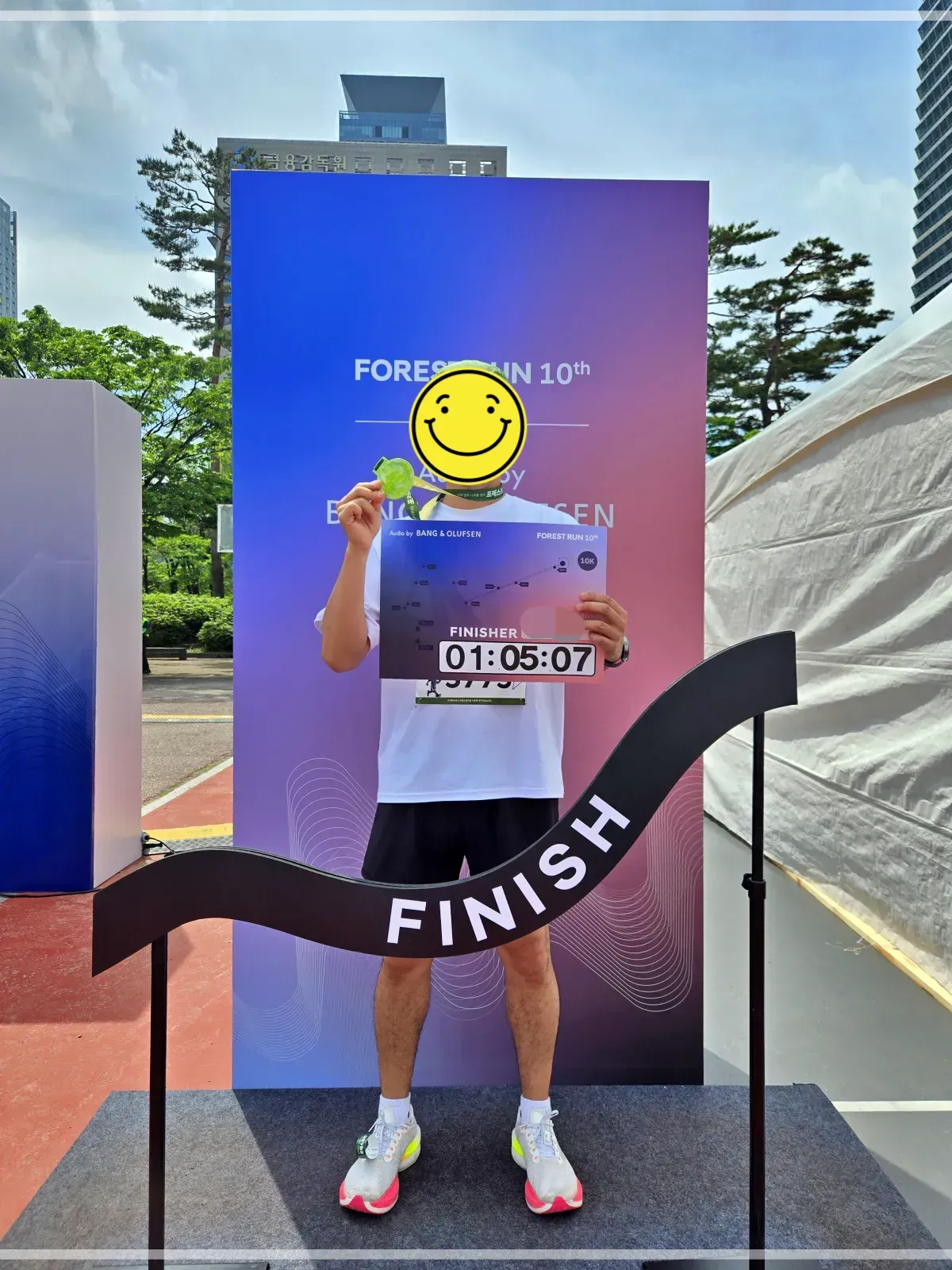 2025-포레스트런-이벤트-부스에서-기념사진-촬영하는-모습