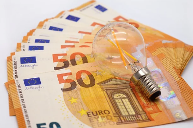 에너지 바우처 지원금과 관련한 전구와 현금 사진