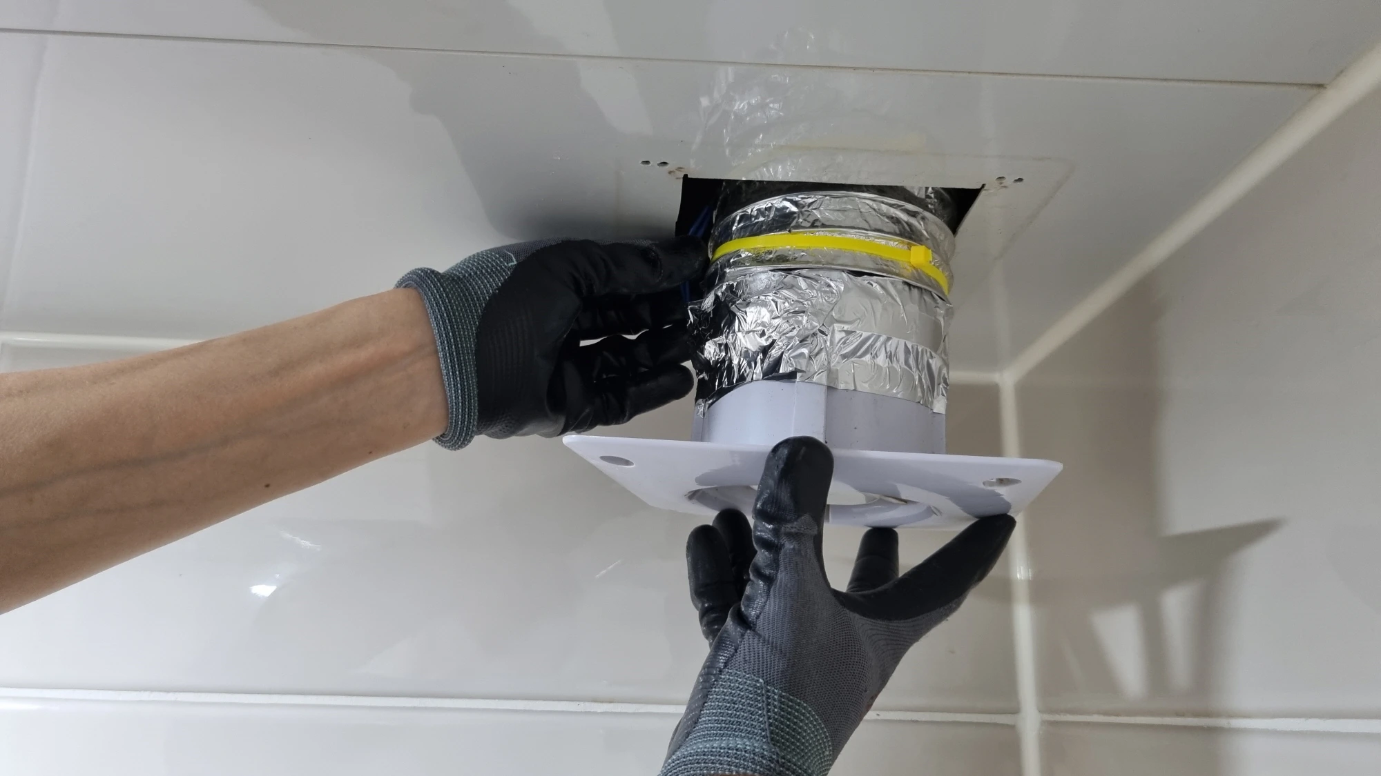 환풍기 끼우는 모습