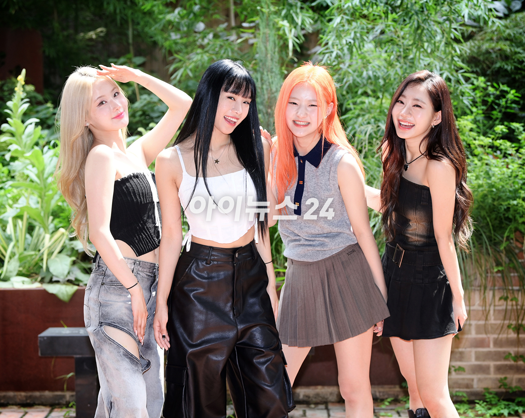 그룹 키스오브라이프(KISS OF LIFE)가 14일 서울 마포구 상수동 인근에서 진행된 조이뉴스24와의 인터뷰에 앞서 포즈를 취하고 있다. [사진=정소희 기자]