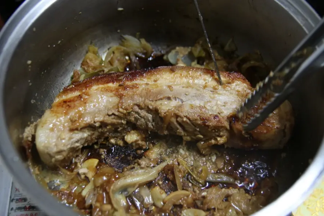 제주 오겹살 수육 만드는 모습