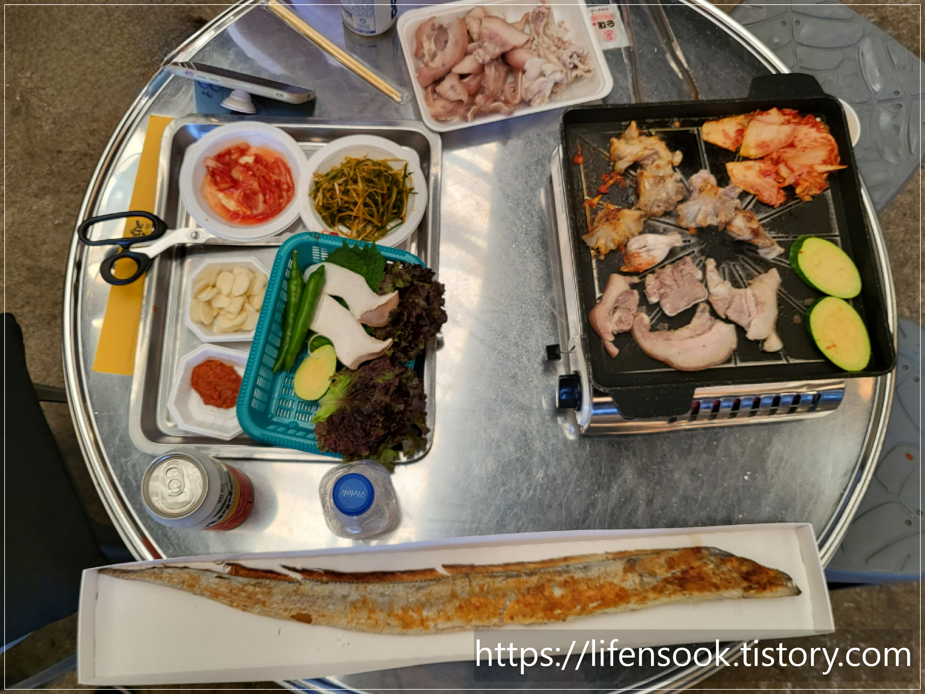 예산시장 장터광장 테이블