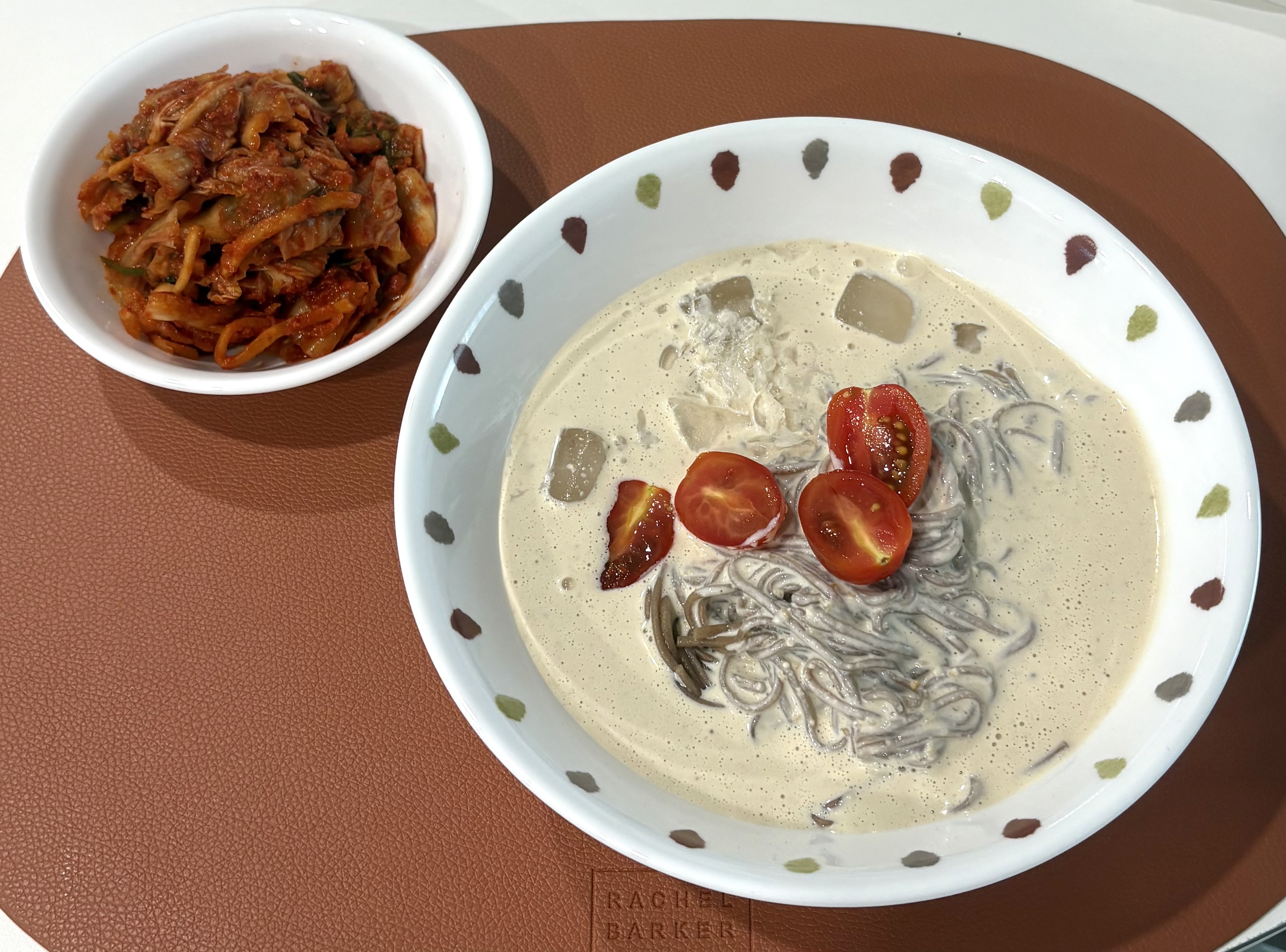 두부로 만든 콩국수와 김치