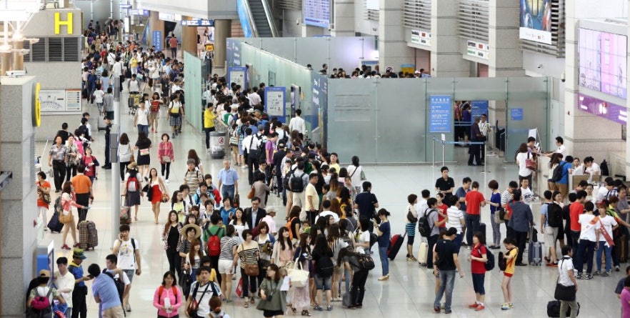 인천공항에 많은 사람들이 오고가는 모습 사진
