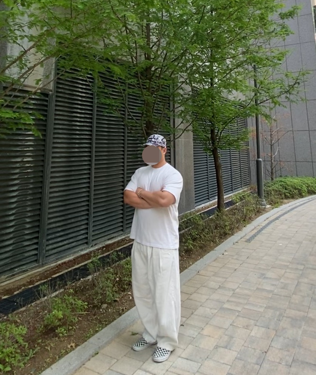 데일리룩('26. 5. 26.)맥우드건 콜라주 프린트 모노 캠프캡, 어커버 오버핏 오버사이즈 티셔츠 반팔, 무신사스탠다드 무신사 데님와이드 벌룬팬츠, 반스 체커보드