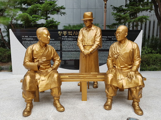 창동역사문화공원 3사자상에 앉아 있는 김병로, 송진우, 정인보 선생 동상