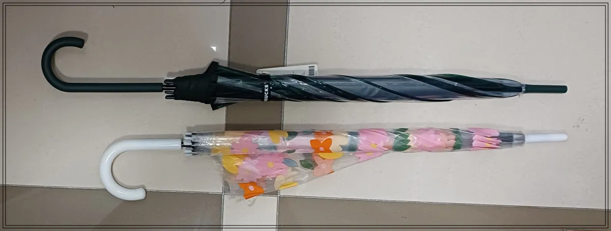 다이소-우산과-스타벅스-투명우산-길이-비교-우산폭에-해당하는-부분은-길이가-비슷하지만-손잡이-부분이-스타벅스-우산이-다이소-우산보다-김-현관-바닥에-둘다-눞혀놓고-찍음