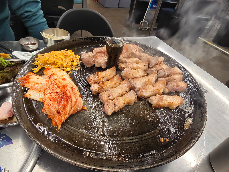 솥뚜껑 위에 돼지고기 구이