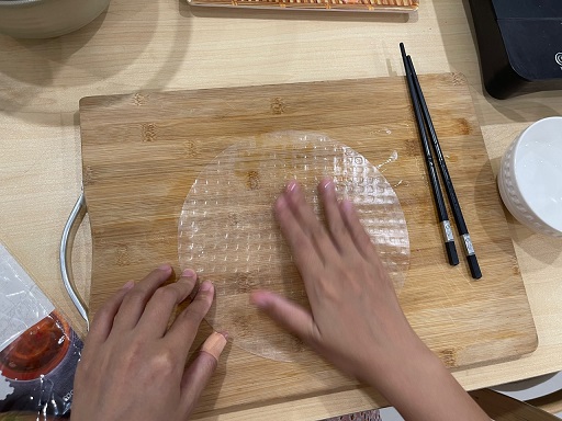 1. 라이스 페이퍼에 물을 손에 묻혀 라이스 페이퍼가 흐물에지도록 잘 바릅니다.