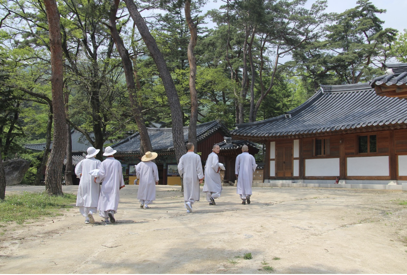 사찰 주변 풍경과 스님들의 이동하는 장면