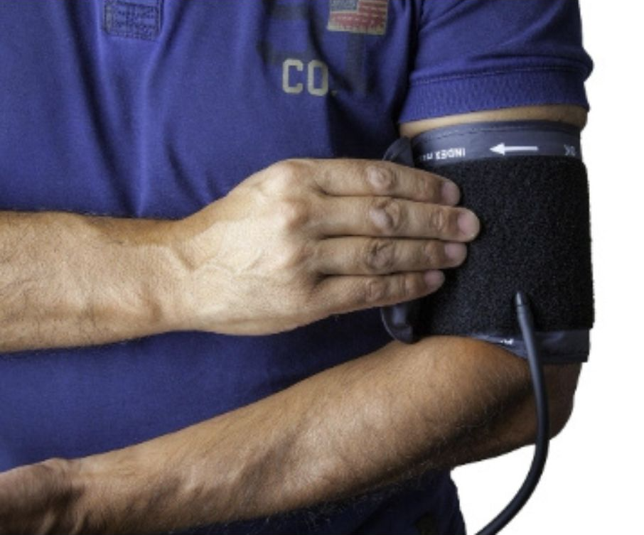 혈압을 재고 있는 환자