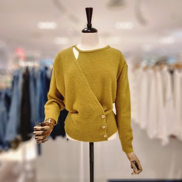 스테파니 어깨 트임 랩 니트 A22SW2409