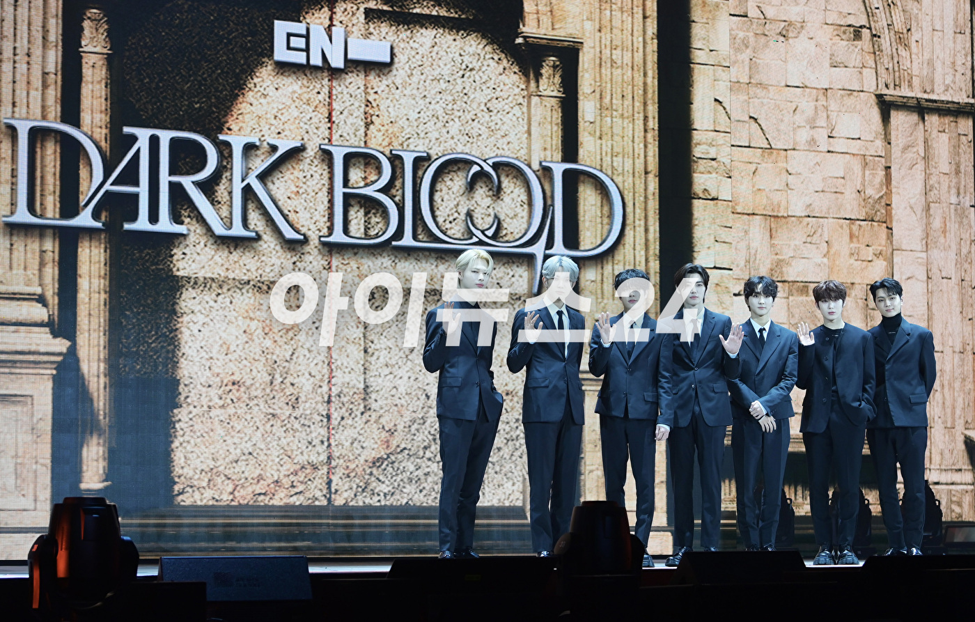 그룹 엔하이픈이 22일 오후 서울 성북구 안암동 고려대학교 화정체육관에서 열린 엔하이픈(ENHYPEN) 미니 4집 &#39;다크 블러드(DARK BLOOD)&#39; 발매 기념 미디어 쇼케이스에서 타이틀곡 &#39;바이트 미&#39; 무대를 선보이고 있다. [사진=정소희 기자]