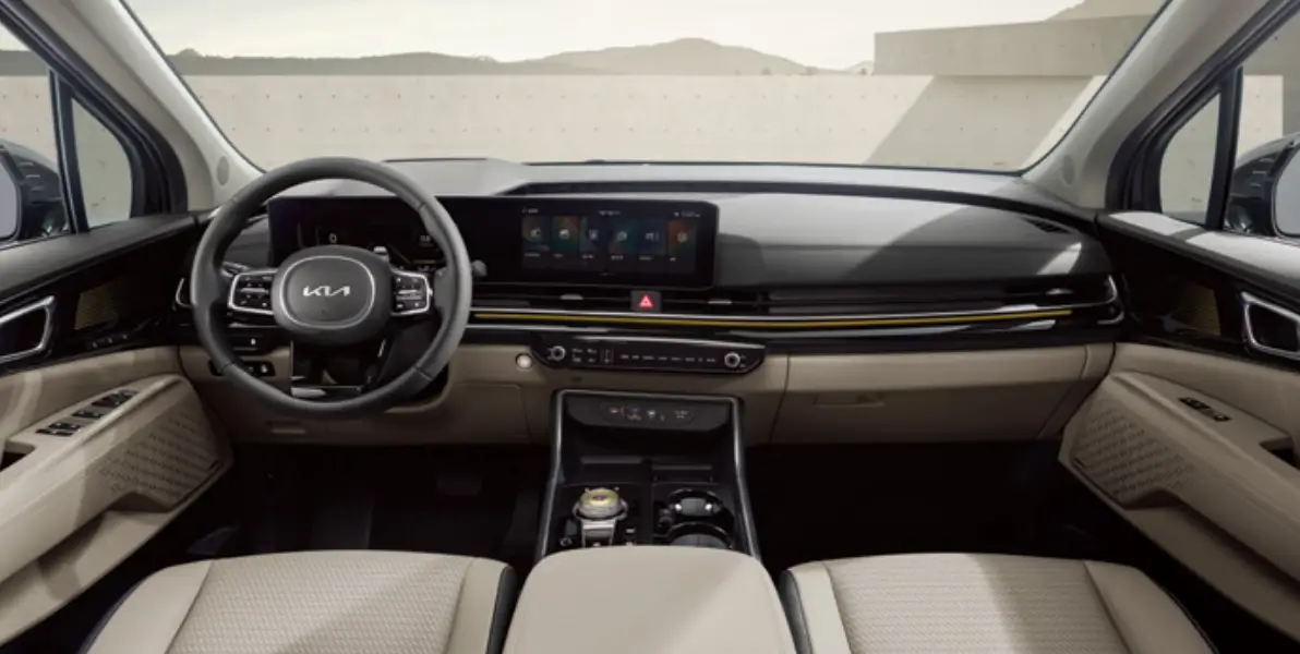 베이지색 실내 검정색 핸들과 대시보드