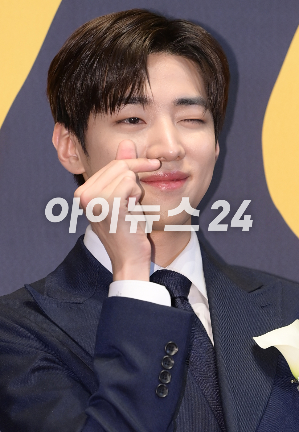 DKZ 재찬이 17일 오전 서울 중구 장충동 신라호텔 다이너스티홀에서 열린 &#39;2023 대한민국 퍼스트브랜드 대상&#39; 포토월 행사에 라이브스트리밍쇼DJ 수상자로 참석하고 있다. [사진=정소희 기자]