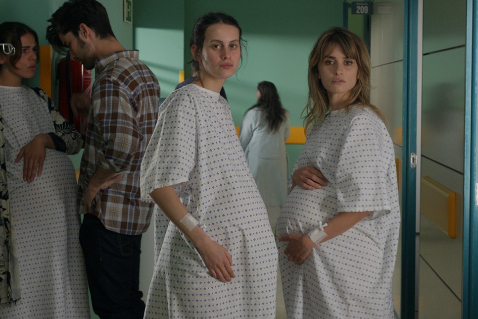 페넬로페 크루즈 두명의 주인공이 임산부모습