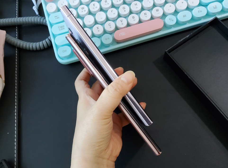 갤럭시 노트20과 갤럭시 S23 울트라 측면 비교