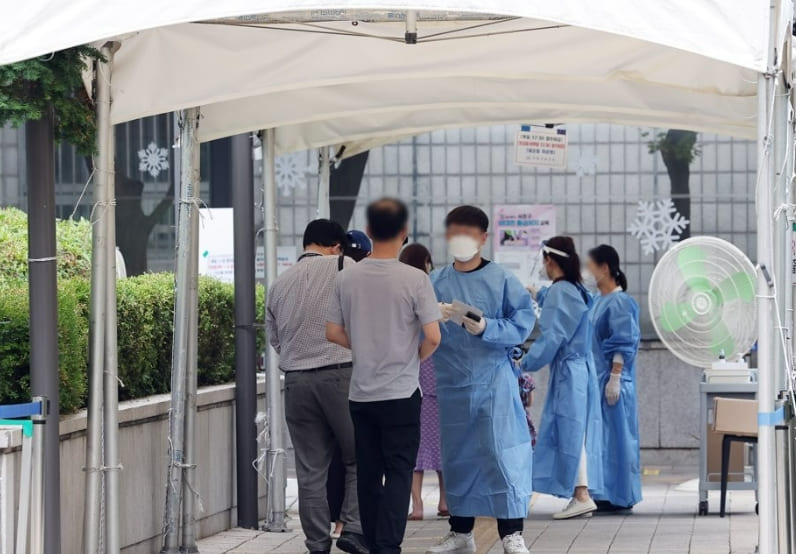 아직도 유지되고 있는 코리아 방역...연내 격리해제 못하나?...그 많은 백신접종 논란은 왜 조용할까