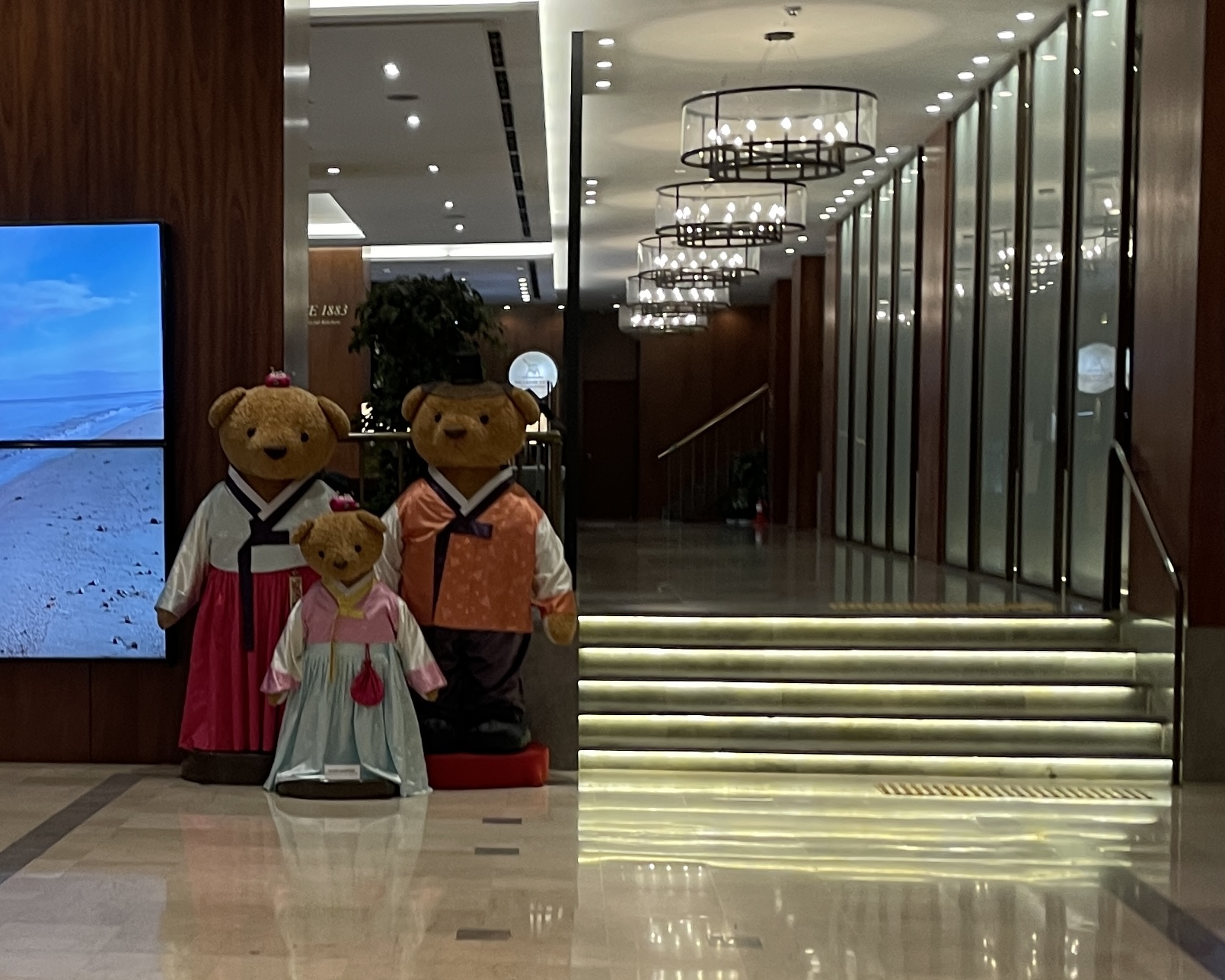 호텔 왼쪽 모습.
곰돌이 가족이 한복을 입고 서있다.