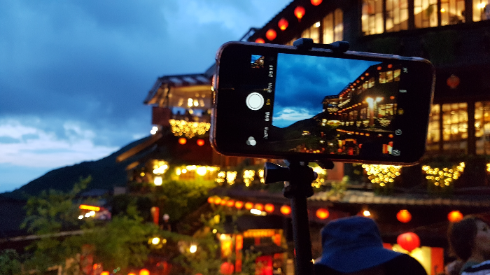 지우펀 야경을 찍는 핸드폰을 찍은 사진