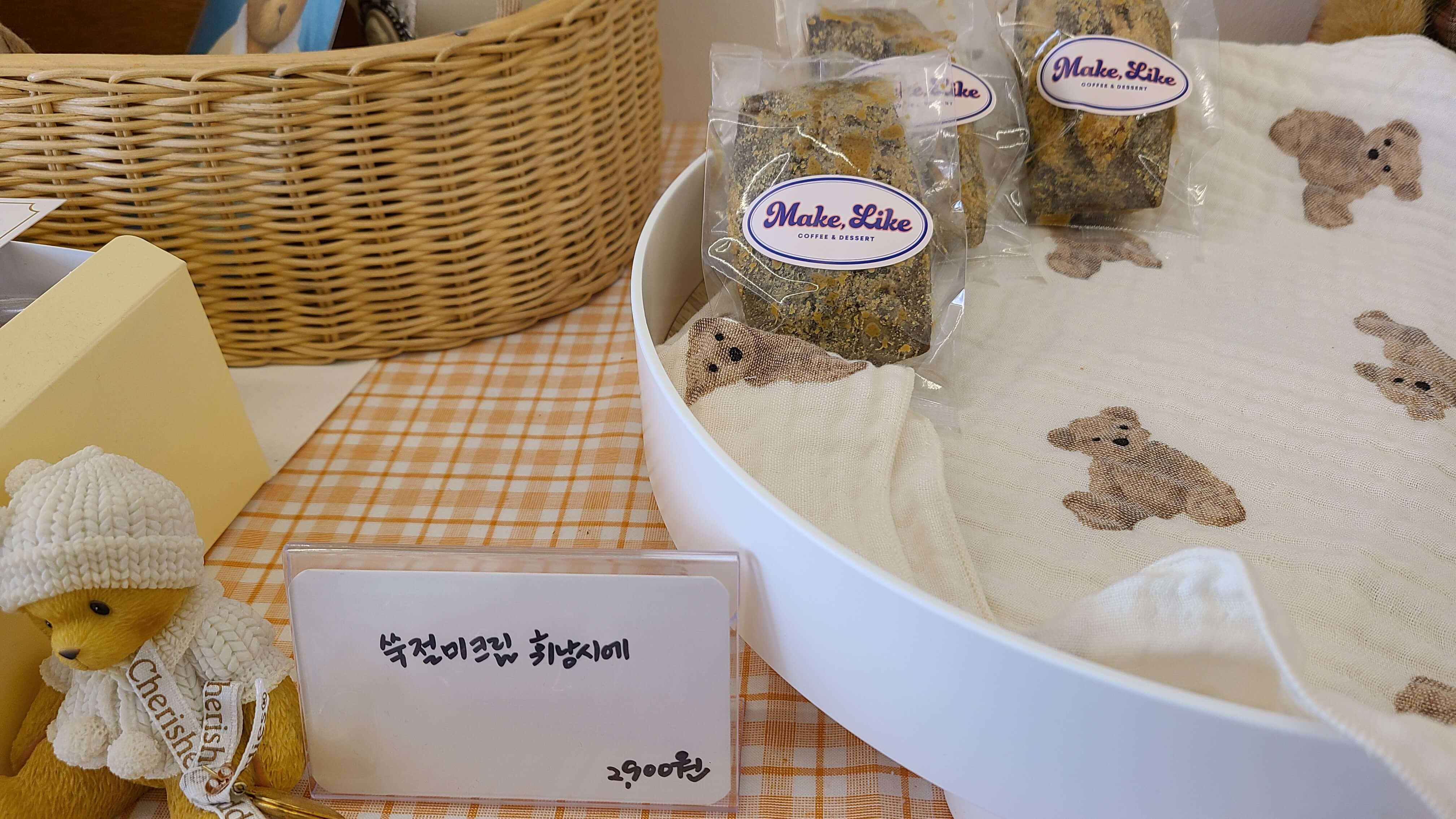 메이크-라이크-쑥절미크림-휘낭시에-진열