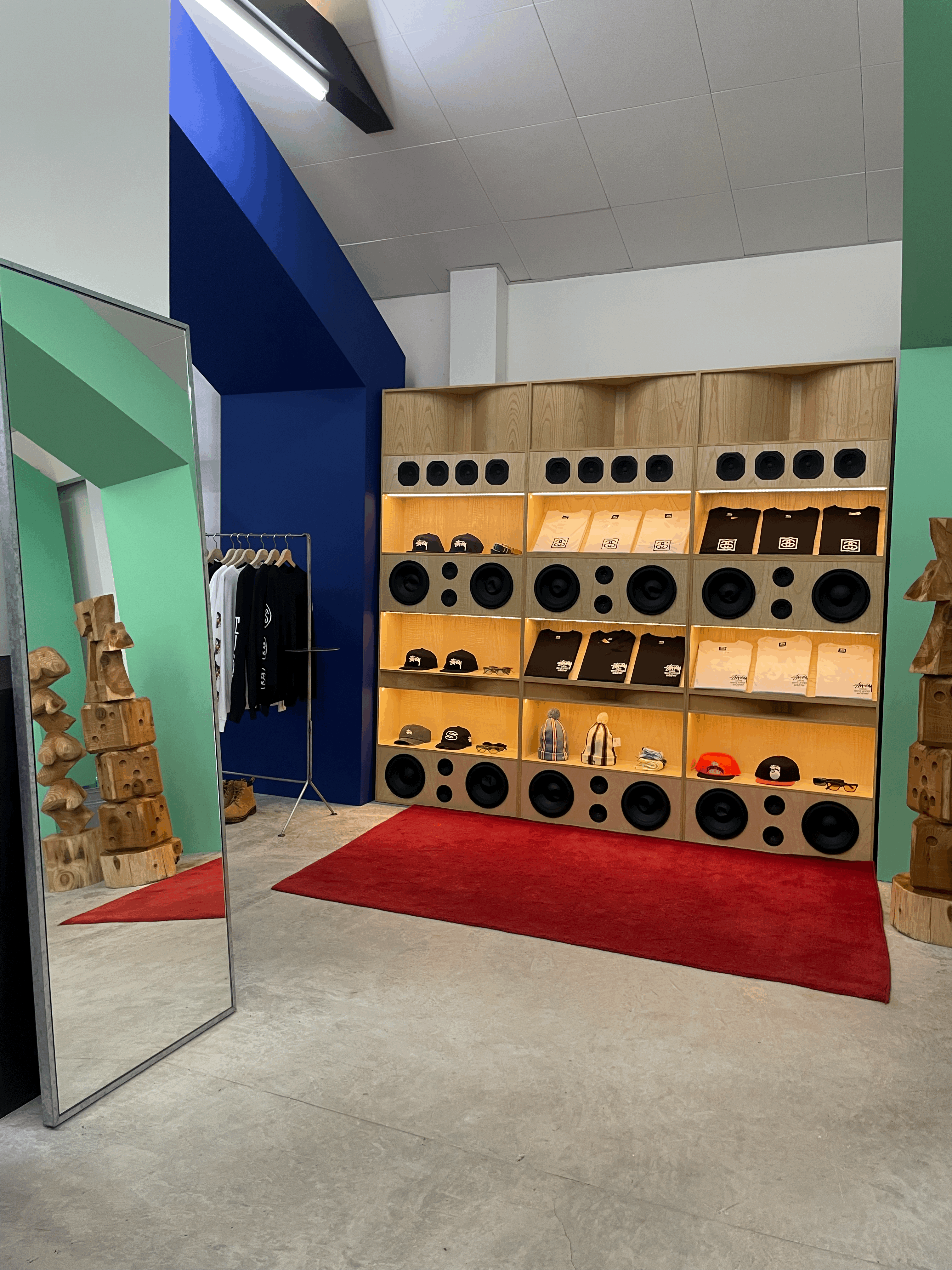 Dempsey Hill 출입구 쪽에 위치한 Dover Street Market 내부 사진 스투시 옷들이 선반에 있음
