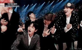 BTS 전원 군복 벗는다! 완전체 컴백 소식에 전 세계 '아미' 열광