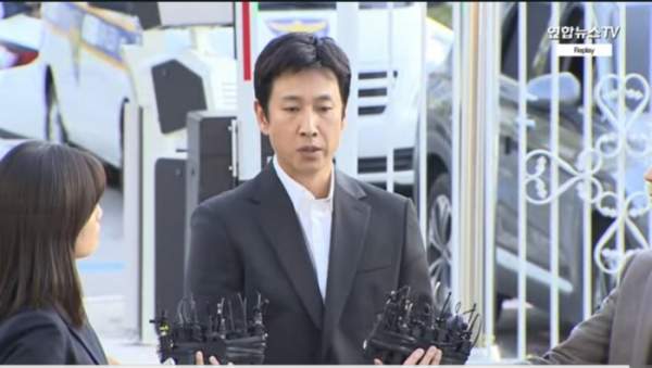 검찰에 출석해서 인터뷰 중인 이선균