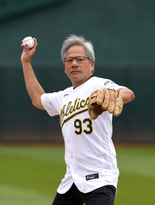 젠슨 황 시구 두산그룹 주가 두산로보틱스 상한가
