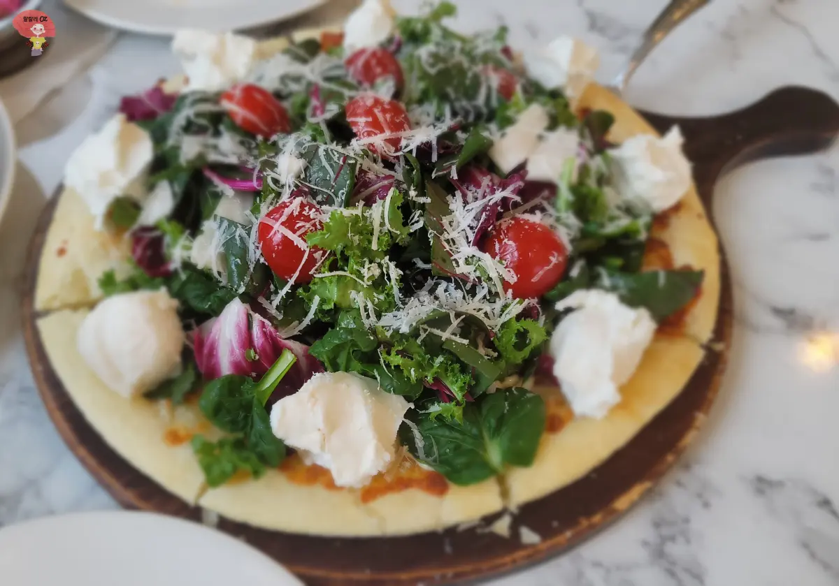 경기-남양주-다산-브런치-카페-37.5-방울토마토-루꼴라나-시금치-등-샐러드와-리코타-치즈를-듬뿍-올린-샐러드-피자