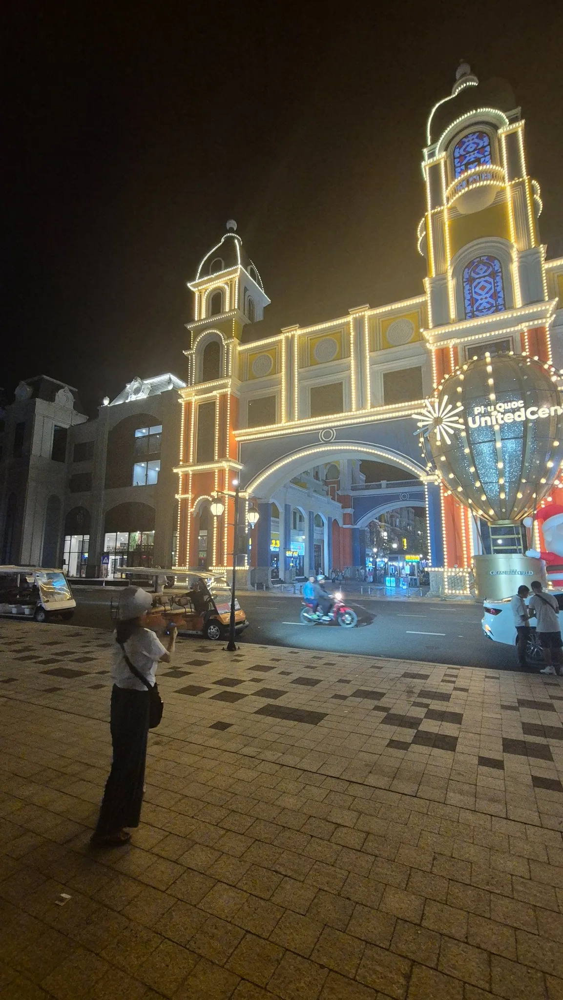 게이트 입구 야경 - 'Phu Quoc United Center'
