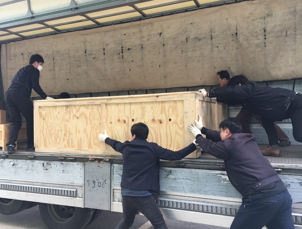 무거운 물건은 인력이 많이 들어갑니다