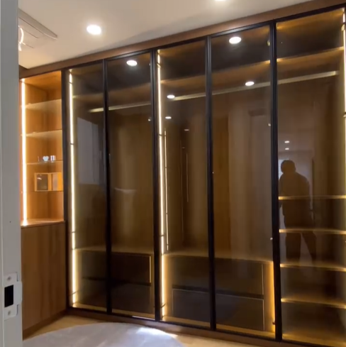 드레스룸 슬라이드문이 투명한 유리로 되어 있어 안에 어떤 옷이 있는지 보여 편리하다