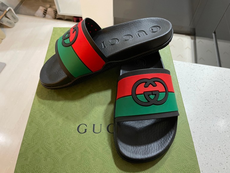 구찌 인터로킹 G 슬라이드 샌들 본품 2