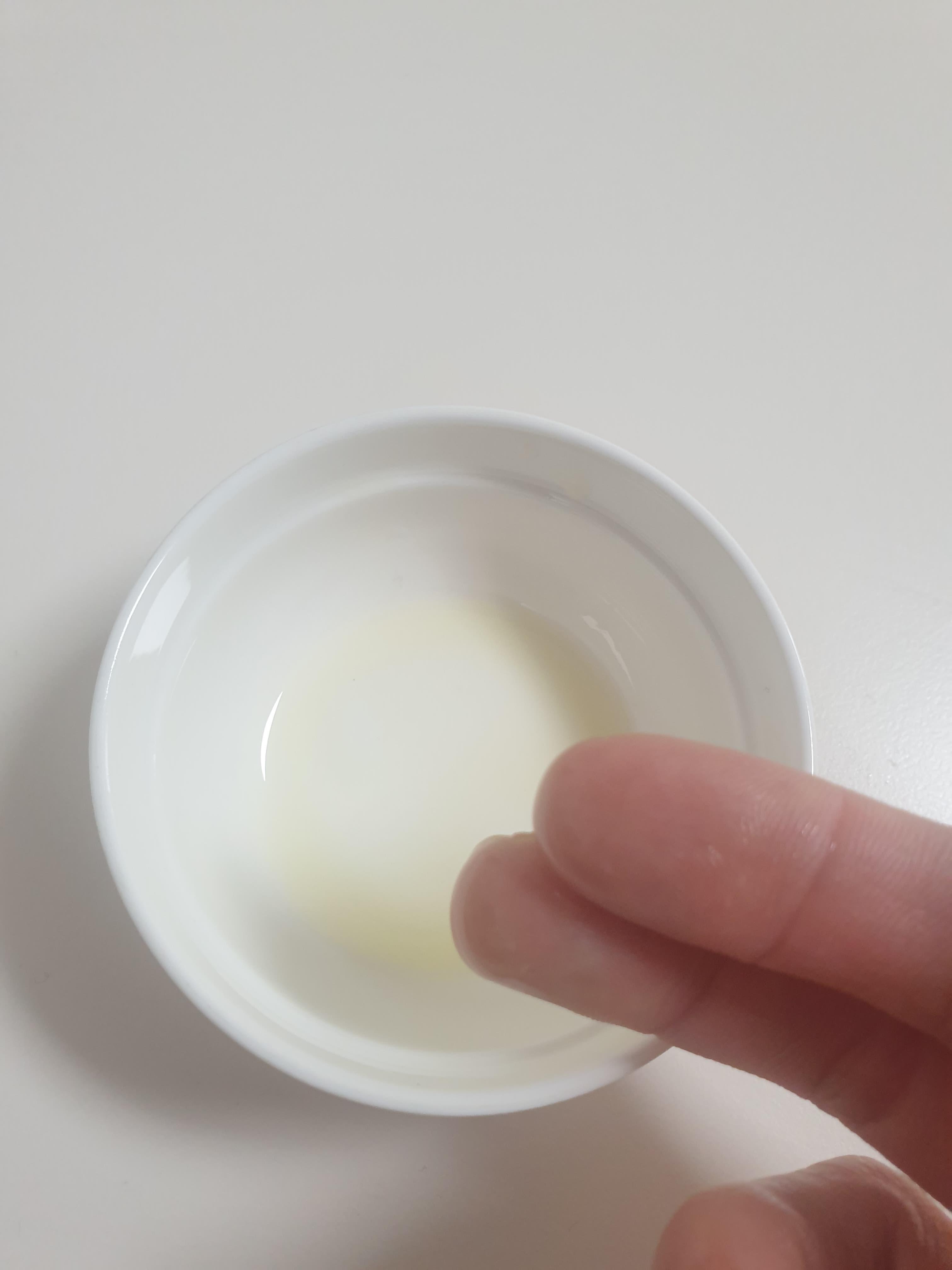 두피에 오일을 마사지하며 바르는 모습