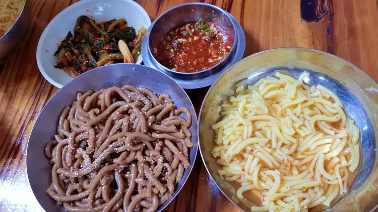 이만기 동네한바퀴 시즌2 옥수수 올챙이국수, 메밀 전병, 홍총떡, 도토리국수 추천 강원 홍천 중앙 시장 맛집 소개