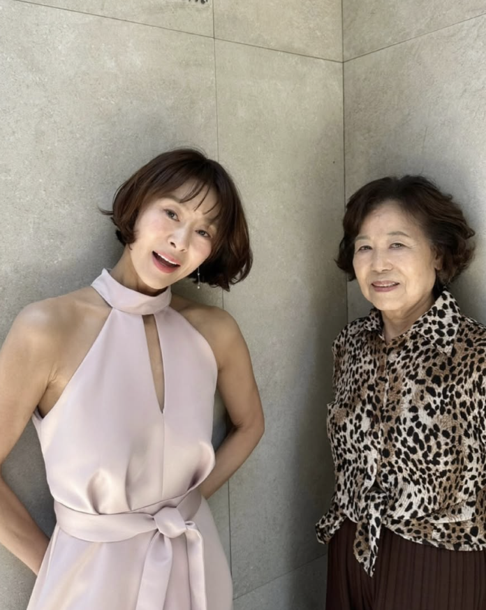 예지원 나이 53세 초동안 미모 어머니와 함께한 인스타그램 일상 모습