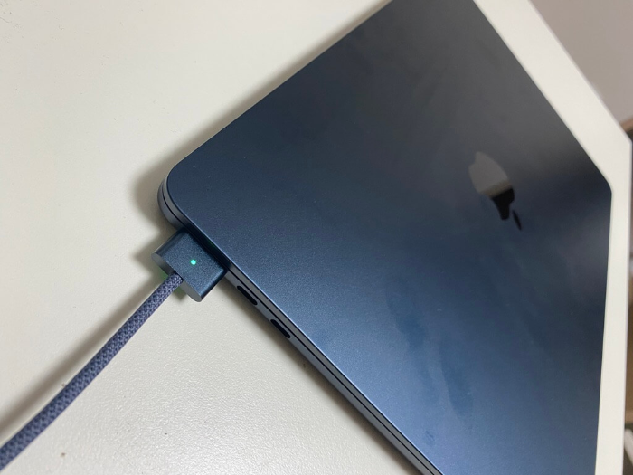 충전-중인-맥북에어-M2