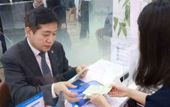 새마을금고를 방문해 6천만원을 예치한 김주현 위원장