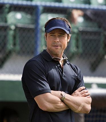 머니볼 주인공 브레드 피트가 운동장을 보고 있는 모습