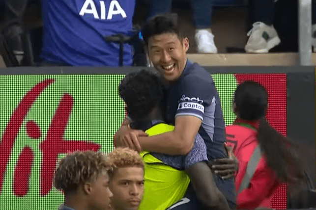 기뻐하는 손흥민